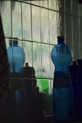 reflets de bouteilles dans carrelage