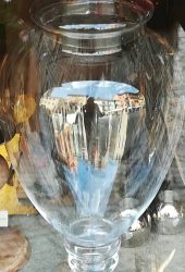 reflet d'une place dans un vase
