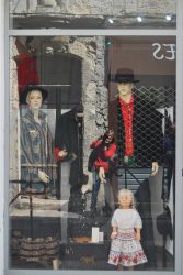 autoportrait entre vitrine et rue