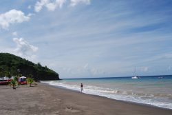 Personnage en bord de mer des Caraïbes