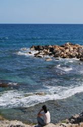 femme contemplant la mer