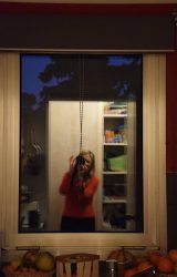 jeu de lumières mêlant intérieur et extérieur
