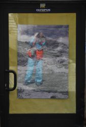 reflet d'une rue dans un poster de montagne
